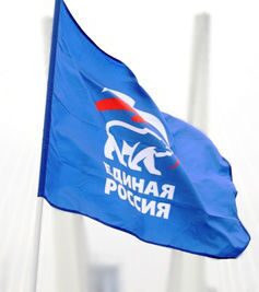 Флаг на древке с изображением логотипа