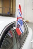 Автомобильный флаг на стекле автомобиля